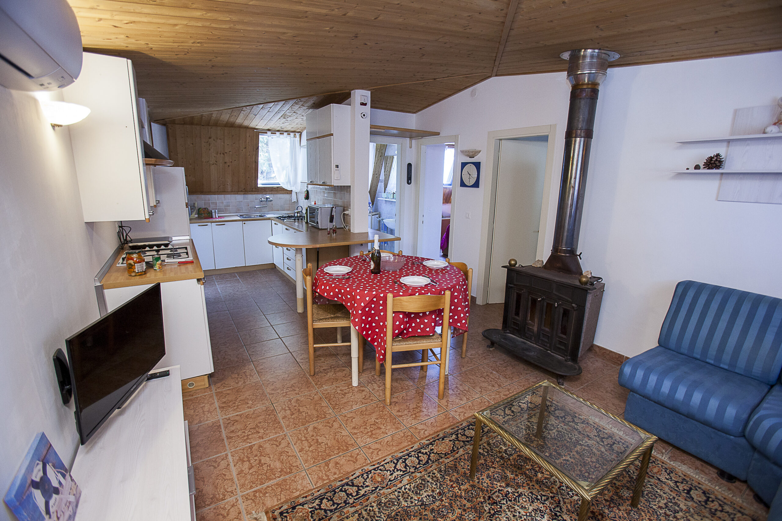 Grande soggiorno con ambiente simile alle case di montagna